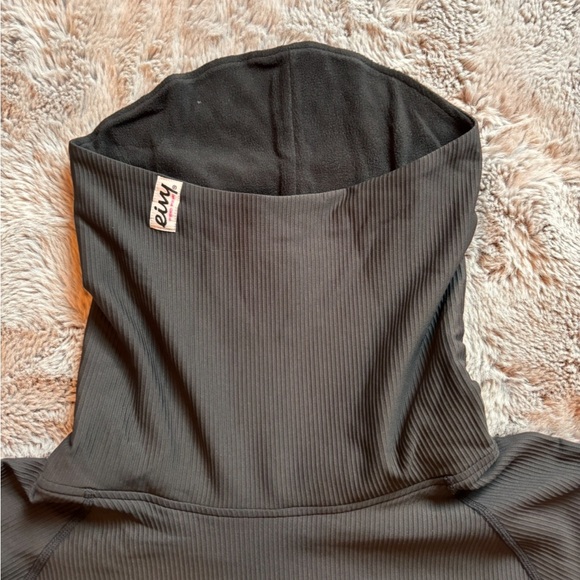 Eivy Women's Loose Fit Gaiter Top - Picture 3 of 6